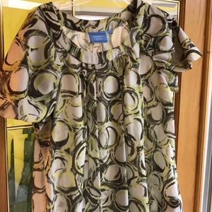 Light and cool ruffle blouse